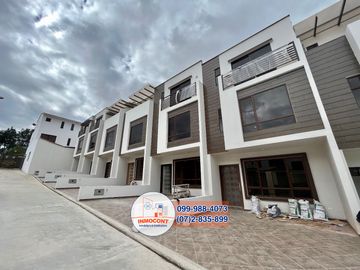 Casas VIP en Venta por Estrenar, Río Amarillo, Cuenca, C860