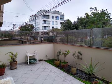SURCO VENDO DEPARTAMENTO FLAT 1ER PISO 3+1 DORM FRENTE Y VISTA A PARQUE