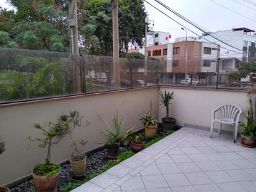 SURCO VENDO DEPARTAMENTO FLAT 1ER PISO 3+1 DORM FRENTE Y VISTA A PARQUE