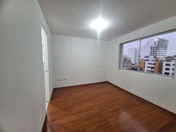 MODERNO DUPLEX DE 03 HABITACIONES (02 DORMITORIOS / 01 DEPOSITO)
