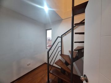 MODERNO DUPLEX DE 03 HABITACIONES (02 DORMITORIOS / 01 DEPOSITO)