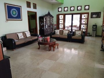 Rumah Murah di Ketintang 370 m2 Hanya 3,7 M Semi Furnish Siap Huni