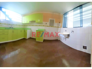 Departamento En 2Do Piso Con Hermosa Vista Al Parque + Estacionamiento /  Cerca Av. La Marina