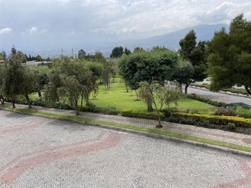 Oportunidad Precio de remate!! Espectacular casa con piscina, cancha de futbol privada. Sector Rancho San Francisco.