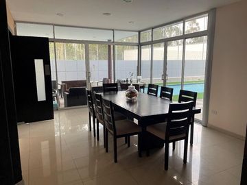 Oportunidad Precio de remate!! Espectacular casa con piscina, cancha de futbol privada. Sector Rancho San Francisco.