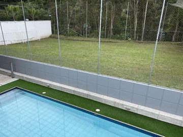 Oportunidad Precio de remate!! Espectacular casa con piscina, cancha de futbol privada. Sector Rancho San Francisco.
