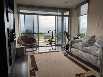 Oportunidad Precio de remate!! Espectacular casa con piscina, cancha de futbol privada. Sector Rancho San Francisco.