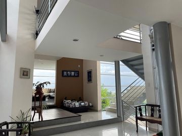 Oportunidad Precio de remate!! Espectacular casa con piscina, cancha de futbol privada. Sector Rancho San Francisco.