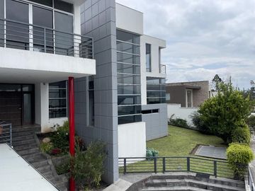 Oportunidad Precio de remate!! Espectacular casa con piscina, cancha de futbol privada. Sector Rancho San Francisco.