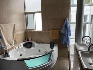 Oportunidad Precio de remate!! Espectacular casa con piscina, cancha de futbol privada. Sector Rancho San Francisco.