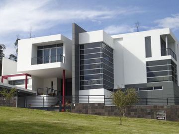 Oportunidad Precio de remate!! Espectacular casa con piscina, cancha de futbol privada. Sector Rancho San Francisco.