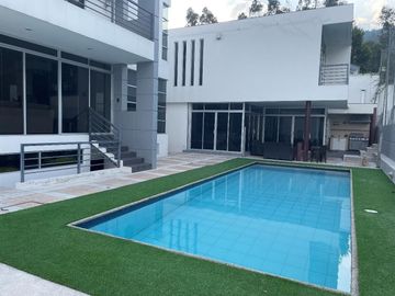 Oportunidad Precio de remate!! Espectacular casa con piscina, cancha de futbol privada. Sector Rancho San Francisco.