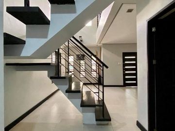 5BR House and Lot For Sale in Pacita San Pedro Laguna