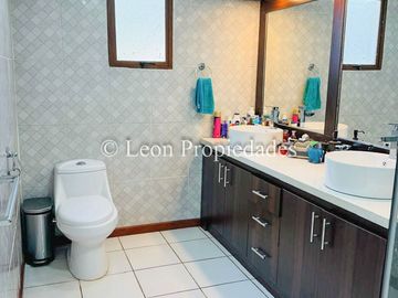 Leon Propiedades vende parcela con casa en Cuyuncavi, Curacaví.