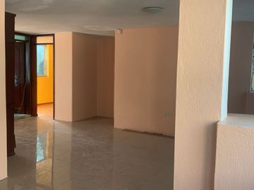 LA MENA, EN VENTA CASA 5 DEPARTAMENTOS