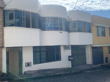 LA MENA, EN VENTA CASA 5 DEPARTAMENTOS