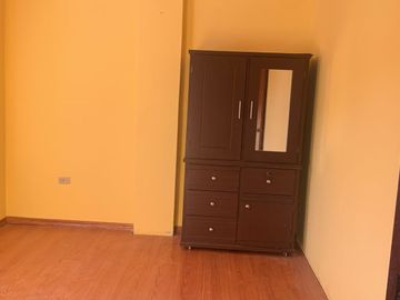 LA MENA, EN VENTA CASA 5 DEPARTAMENTOS