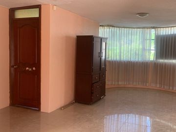 LA MENA, EN VENTA CASA 5 DEPARTAMENTOS