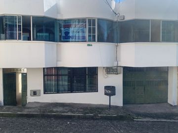 LA MENA, EN VENTA CASA 5 DEPARTAMENTOS