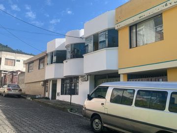 LA MENA, EN VENTA CASA 5 DEPARTAMENTOS