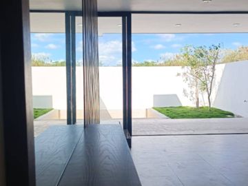 Casa con alberca privada, terraza techada, cochera para dos autos, venta, Xcanatun, Merida, Yucatan.