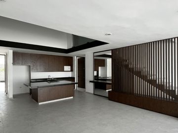 Casa con alberca privada, terraza techada, cochera para dos autos, venta, Xcanatun, Merida, Yucatan.