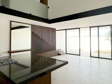 Casa con alberca privada, terraza techada, cochera para dos autos, venta, Xcanatun, Merida, Yucatan.