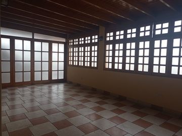 AMPLIO Y CÓMODO DUPLEX CON ESTACIONAMIENTO EN PUEBLO LIBRE, FRENTE A PARQUE