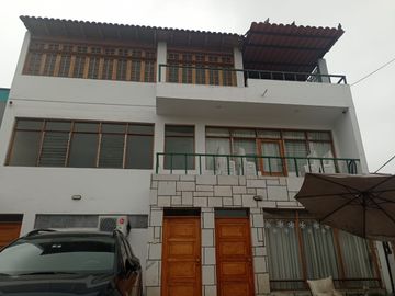 AMPLIO Y CÓMODO DUPLEX CON ESTACIONAMIENTO EN PUEBLO LIBRE, FRENTE A PARQUE
