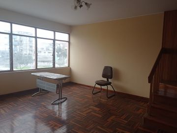AMPLIO Y CÓMODO DUPLEX CON ESTACIONAMIENTO EN PUEBLO LIBRE, FRENTE A PARQUE