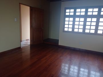 AMPLIO Y CÓMODO DUPLEX CON ESTACIONAMIENTO EN PUEBLO LIBRE, FRENTE A PARQUE