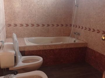 AMPLIO Y CÓMODO DUPLEX CON ESTACIONAMIENTO EN PUEBLO LIBRE, FRENTE A PARQUE