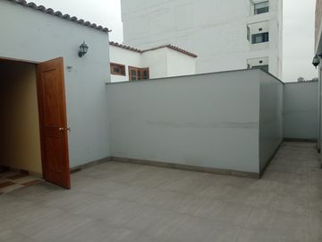 AMPLIO Y CÓMODO DUPLEX CON ESTACIONAMIENTO EN PUEBLO LIBRE, FRENTE A PARQUE