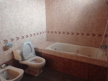 AMPLIO Y CÓMODO DUPLEX CON ESTACIONAMIENTO EN PUEBLO LIBRE, FRENTE A PARQUE