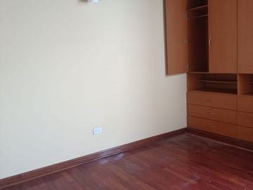 AMPLIO Y CÓMODO DUPLEX CON ESTACIONAMIENTO EN PUEBLO LIBRE, FRENTE A PARQUE