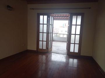 AMPLIO Y CÓMODO DUPLEX CON ESTACIONAMIENTO EN PUEBLO LIBRE, FRENTE A PARQUE