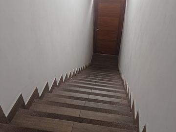 AMPLIO Y CÓMODO DUPLEX CON ESTACIONAMIENTO EN PUEBLO LIBRE, FRENTE A PARQUE