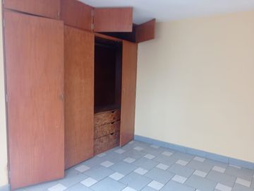 AMPLIO Y CÓMODO DUPLEX CON ESTACIONAMIENTO EN PUEBLO LIBRE, FRENTE A PARQUE
