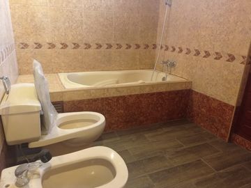 AMPLIO Y CÓMODO DUPLEX CON ESTACIONAMIENTO EN PUEBLO LIBRE, FRENTE A PARQUE