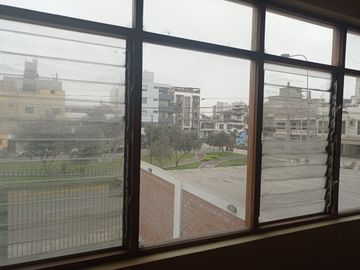 AMPLIO Y CÓMODO DUPLEX CON ESTACIONAMIENTO EN PUEBLO LIBRE, FRENTE A PARQUE