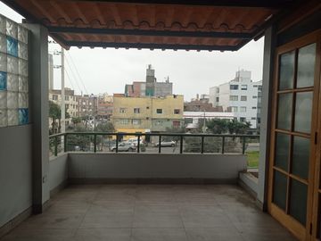AMPLIO Y CÓMODO DUPLEX CON ESTACIONAMIENTO EN PUEBLO LIBRE, FRENTE A PARQUE