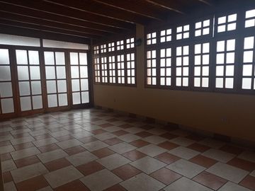 AMPLIO Y CÓMODO DUPLEX CON ESTACIONAMIENTO EN PUEBLO LIBRE, FRENTE A PARQUE