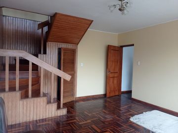 AMPLIO Y CÓMODO DUPLEX CON ESTACIONAMIENTO EN PUEBLO LIBRE, FRENTE A PARQUE