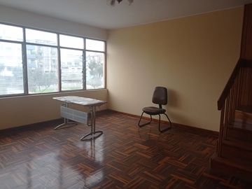 AMPLIO Y CÓMODO DUPLEX CON ESTACIONAMIENTO EN PUEBLO LIBRE, FRENTE A PARQUE