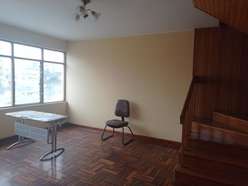AMPLIO Y CÓMODO DUPLEX CON ESTACIONAMIENTO EN PUEBLO LIBRE, FRENTE A PARQUE