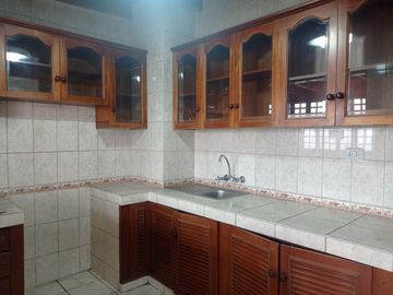 AMPLIO Y CÓMODO DUPLEX CON ESTACIONAMIENTO EN PUEBLO LIBRE, FRENTE A PARQUE
