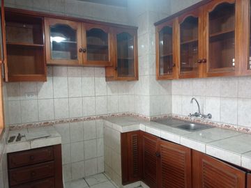 AMPLIO Y CÓMODO DUPLEX CON ESTACIONAMIENTO EN PUEBLO LIBRE, FRENTE A PARQUE