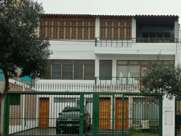 AMPLIO Y CÓMODO DUPLEX CON ESTACIONAMIENTO EN PUEBLO LIBRE, FRENTE A PARQUE