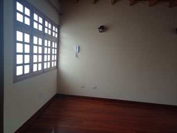 AMPLIO Y CÓMODO DUPLEX CON ESTACIONAMIENTO EN PUEBLO LIBRE, FRENTE A PARQUE