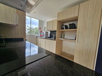 Luminosa suite, sector Lomas de Monteserrín, en Venta, departamento 1 dormitorio, Seguridad dentro de Urb.en Quito